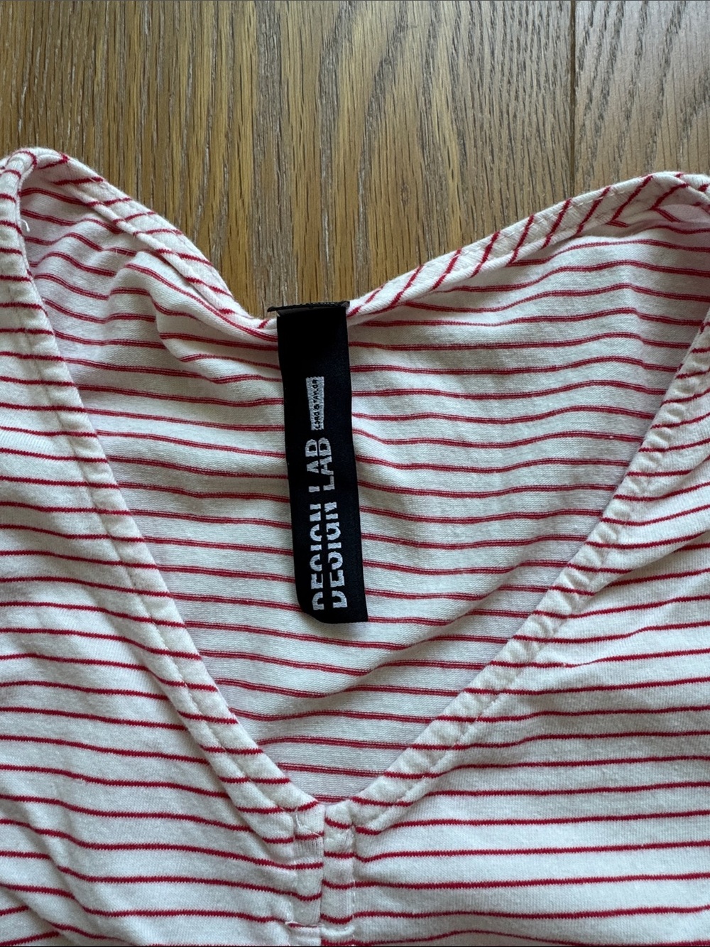 Design Lab Lord & Taylor Red Striped Ruched V-Neck Tee - Picture 2 of 7